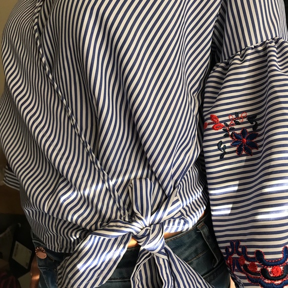 ✨new✨ Blue & White striped wrap blouse - Picture 4 of 6